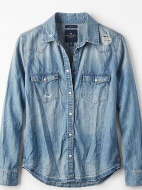 American Eagle Light Wash Denim Button-Up Shirt XS